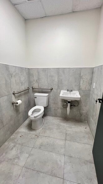 More Photos Of 7822 Fortune Dr, San Antonio Warehouse For Lease