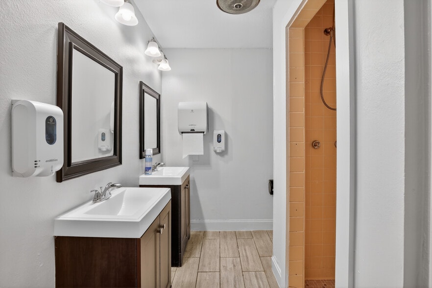 More Photos Of 5109 E 5th St, Katy Storefront Retail Office For Sale