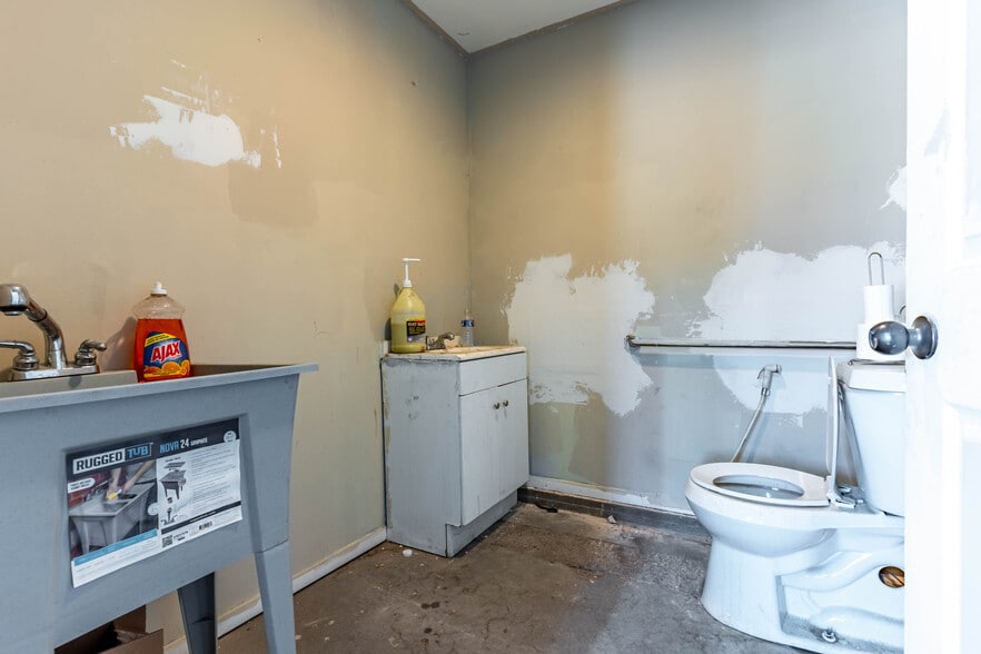 More Photos Of 3701 S Lancaster Rd, Dallas Light Distribution For Sale