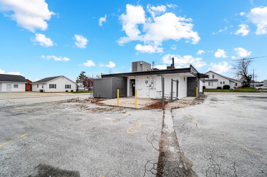 More Photos Of 994 E Market St, Celina Freestanding For Sale