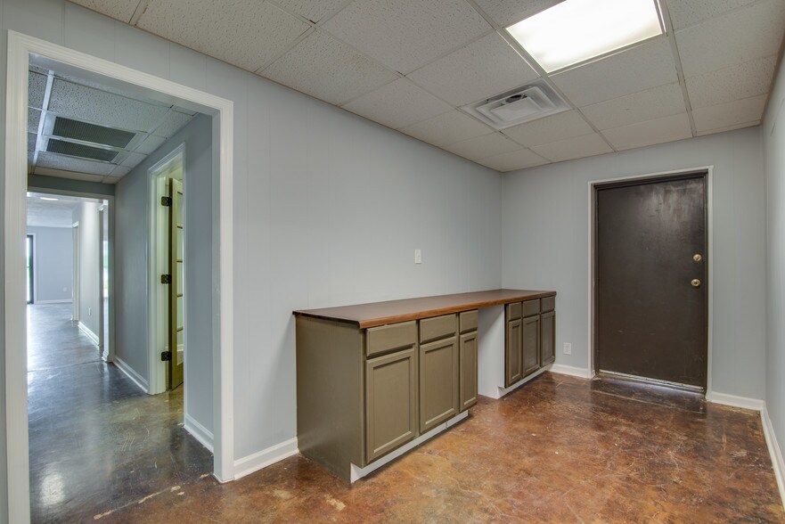 More Photos Of 100 Mooreland Dr, Springfield Warehouse For Lease