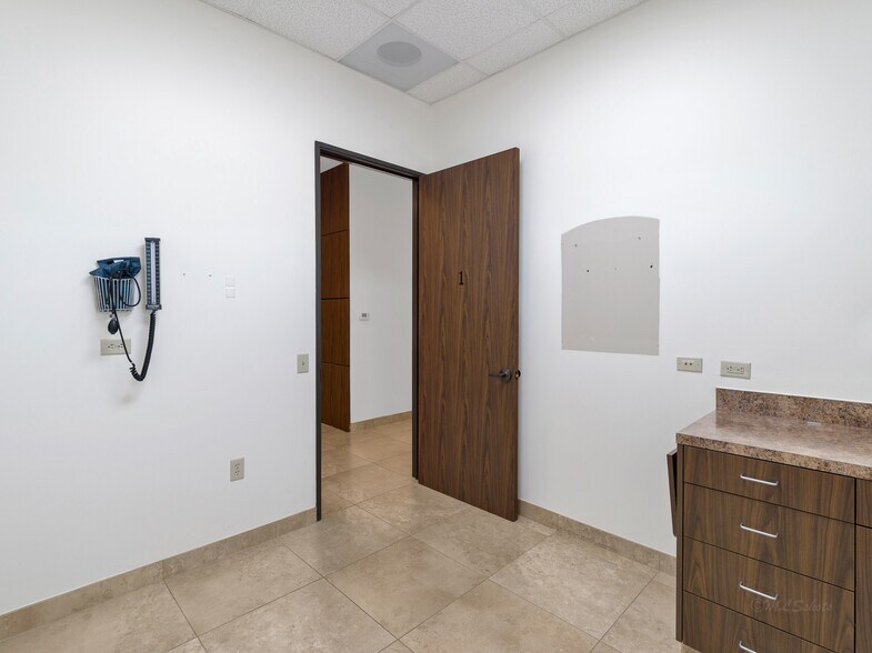 More Photos Of 714 S Peek Rd, Katy Medical For Lease