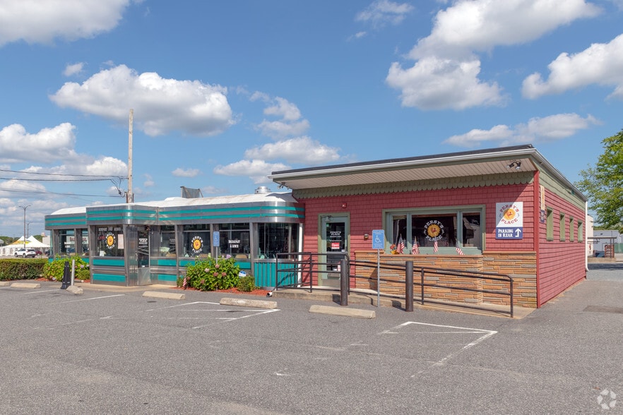 Primary Photo Of 140 Newport Ave, East Providence Restaurant For Lease