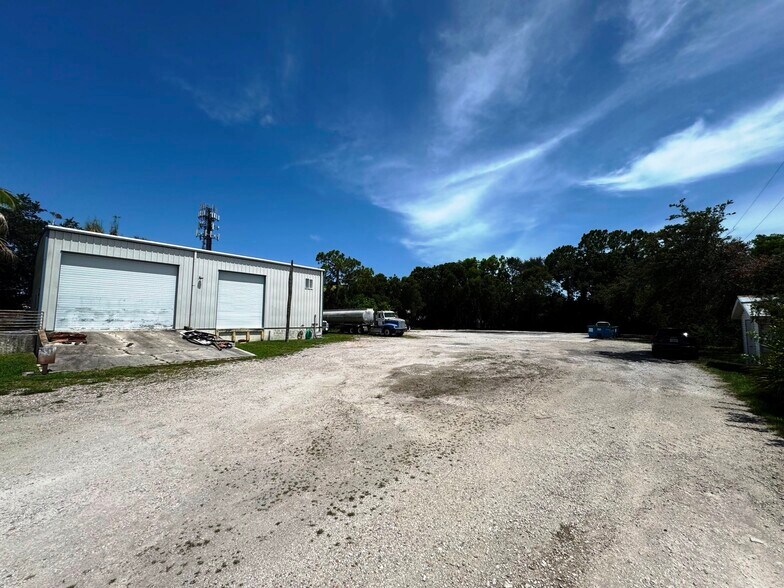 More Photos Of 3596 Prospect Ave, Naples Warehouse For Lease