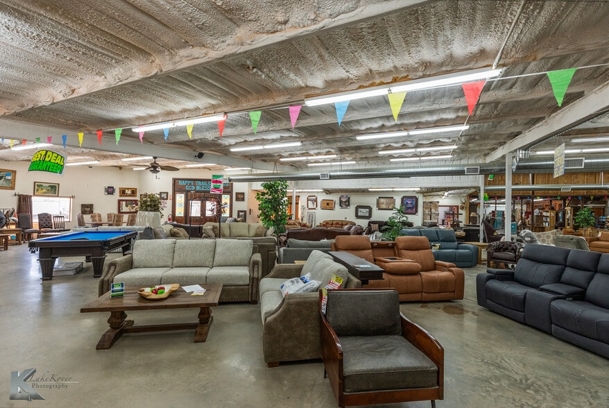 More Photos Of 302 N Access Rd, Clyde Showroom For Sale