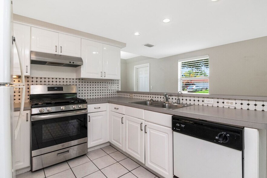 More Photos Of 10532 67th Ave, Seminole Specialty For Sale