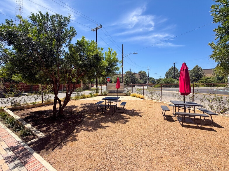More Photos Of 915 Dallas St, San Antonio Flex For Lease