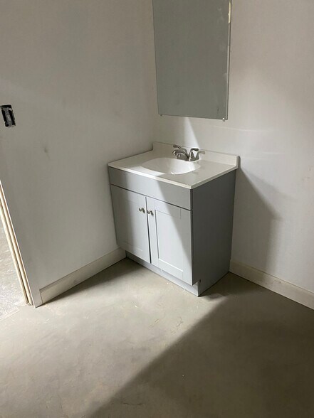 More Photos Of 875-899 S Soderquist Rd, Turlock Warehouse For Lease