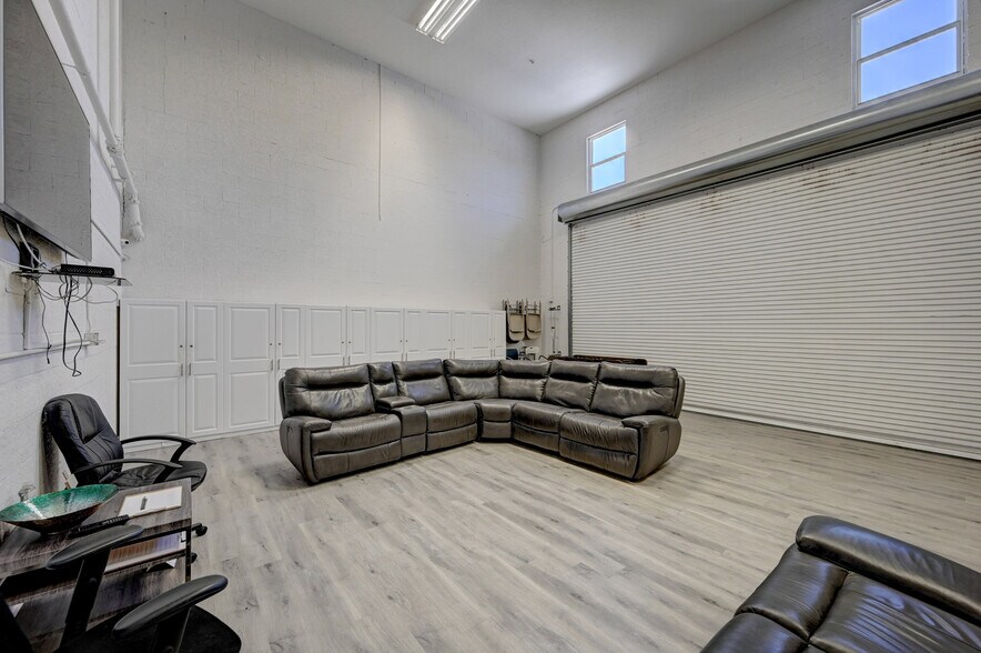 More Photos Of 350 W Pine St, Lantana Dormitory For Sale