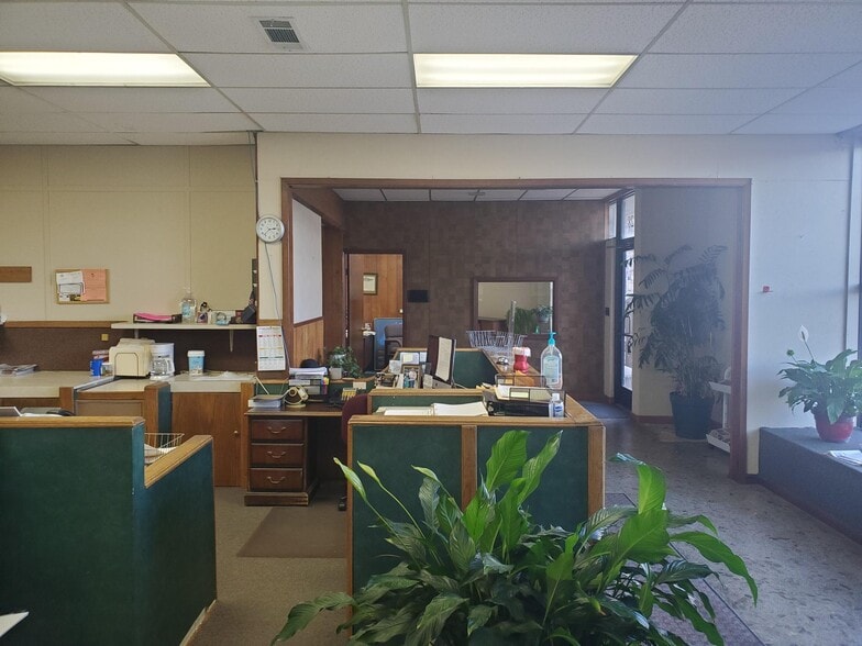 More Photos Of 124 E Jackson St, Hugo Office For Sale