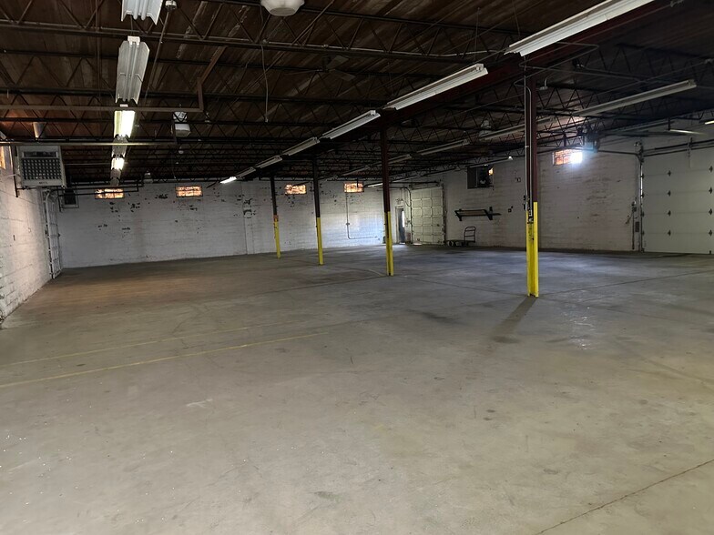 More Photos Of 1900 E Holland Ave, Saginaw Warehouse For Sale