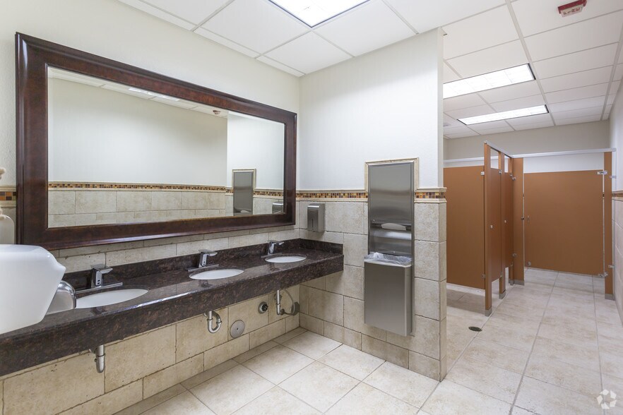 More Photos Of 7975 NW 154th St, Miami Lakes Medical For Lease