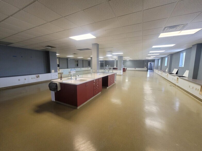 More Photos Of 3947 Broadway St, Kansas City Medical For Sale