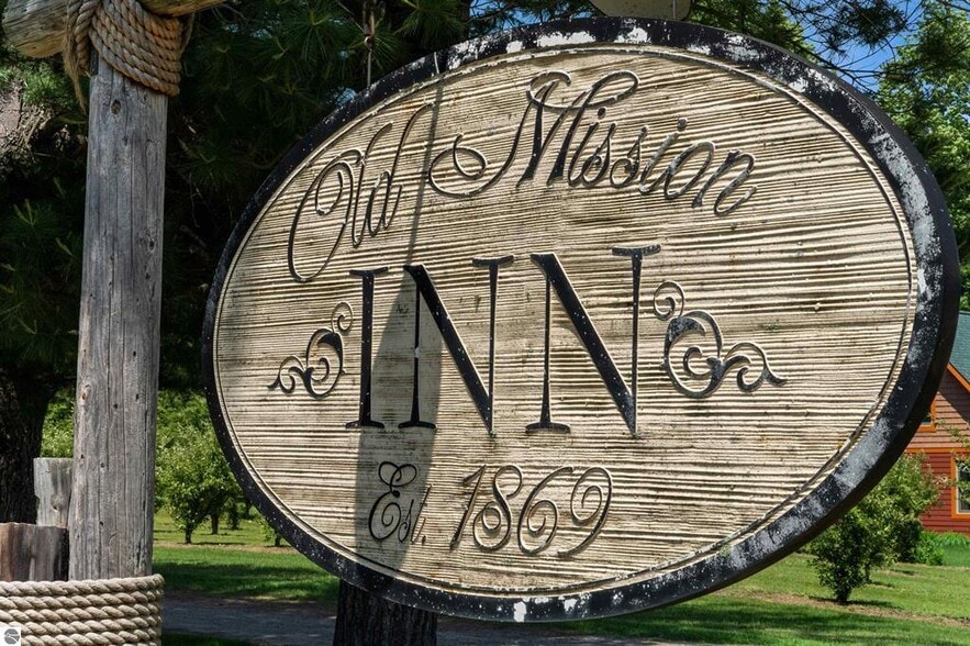More Photos Of 18599 Mission Rd, Traverse City Hotel For Sale