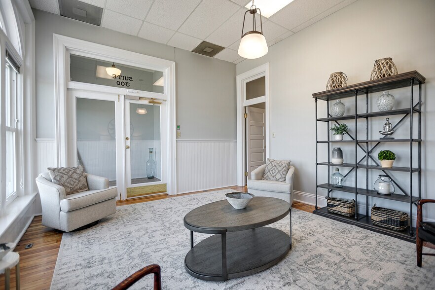 More Photos Of 809 S Main St, Columbia Office For Sale