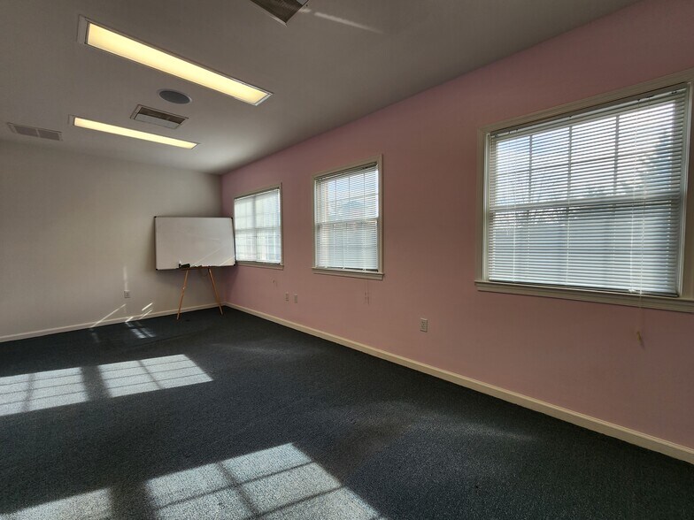 More Photos Of 722 Grant St, Herndon Medical For Sale