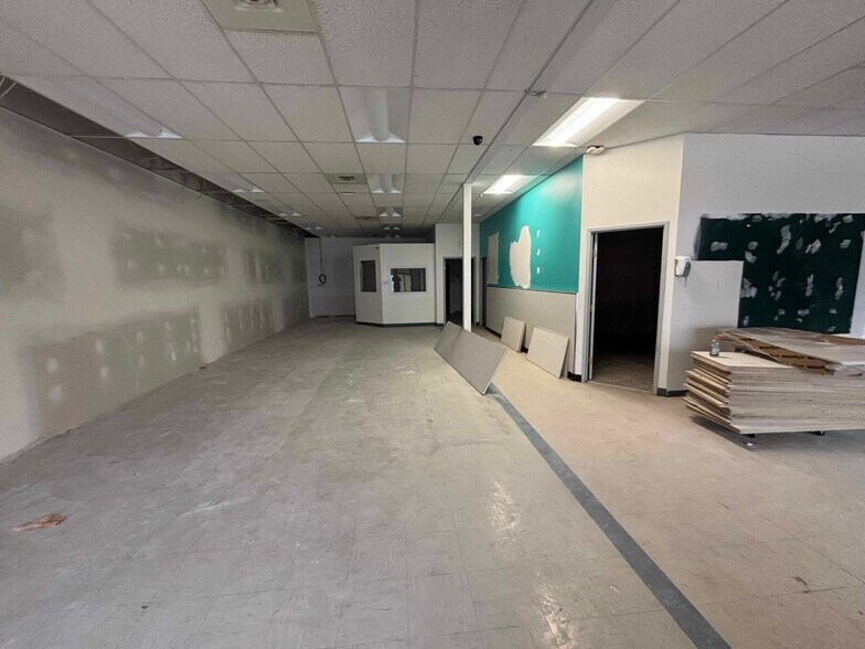 More Photos Of 3042 Skaha Lake Rd, Penticton General Retail For Lease