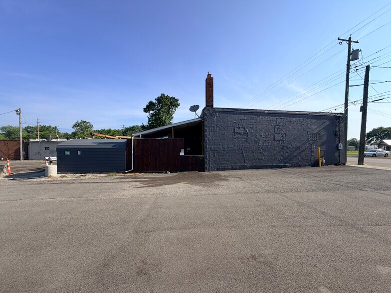 More Photos Of 46 S Leavitt Rd, Leavittsburg Bar For Sale