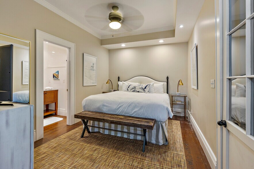 More Photos Of 240 E California St, Jacksonville Hotel For Sale