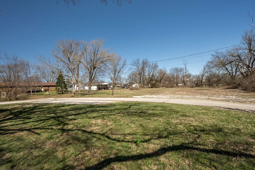 More Photos Of 302 S Lincoln Dr, Troy Office For Lease