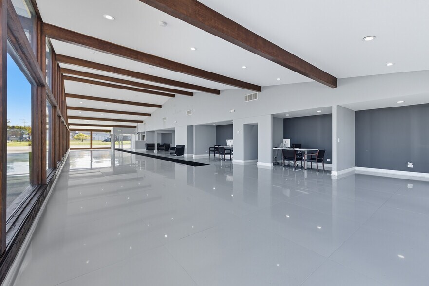 More Photos Of 801 W Grant Hwy, Marengo Showroom For Lease