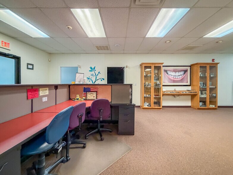 More Photos Of 155 Bradford Dr, Berlin Medical For Sale