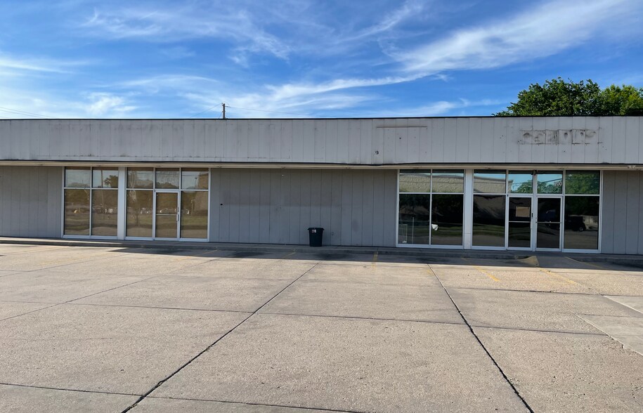 Primary Photo Of 200 E 12th St, Newton General Retail For Lease