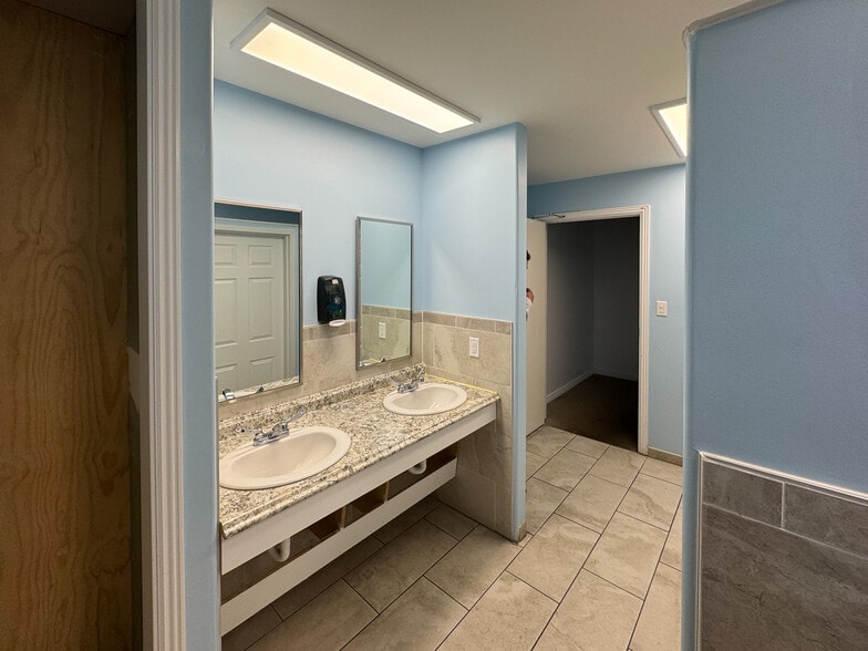 More Photos Of 901 9th St N, Great Falls Showroom For Sale