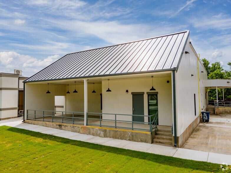 More Photos Of 707 Landa St, New Braunfels Office For Lease
