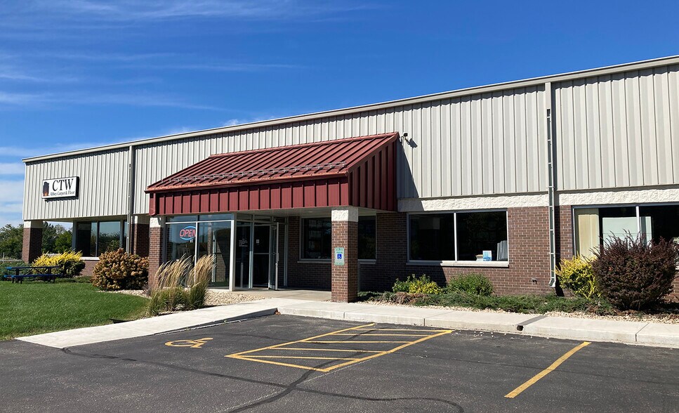 More Photos Of 4916-4920 Triangle St, McFarland Showroom For Lease