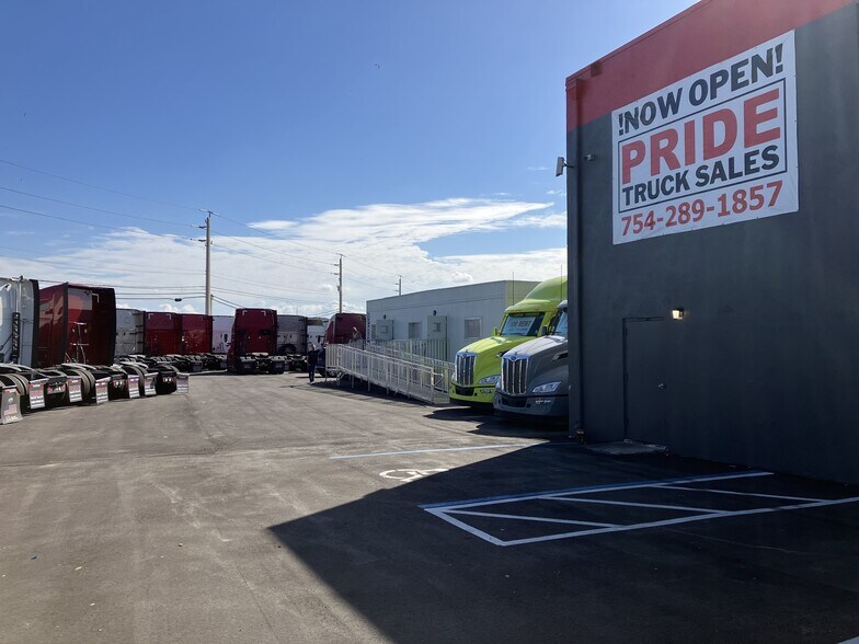 More Photos Of 10015 NW 87th Ave, Medley Service For Sale