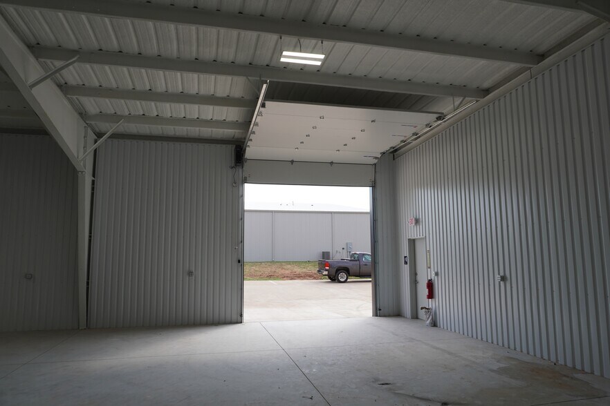 More Photos Of 7025 N Santa Fe Ave, Oklahoma City Warehouse For Lease