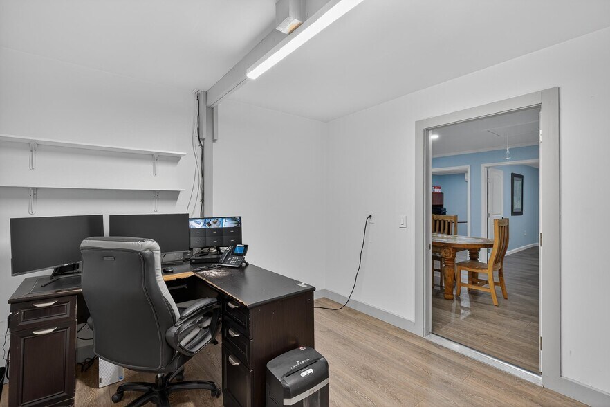 More Photos Of 201 W 9th St, Burnet Warehouse For Lease