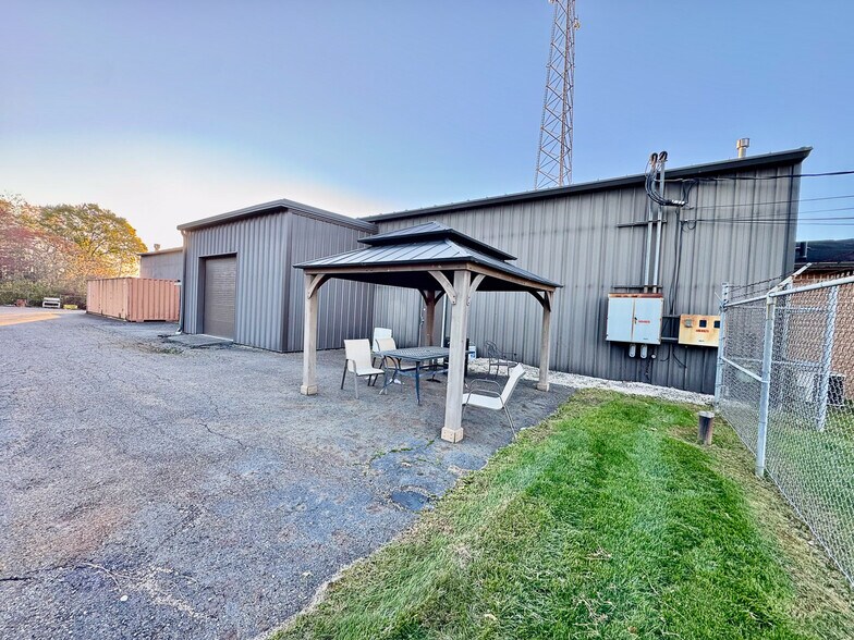 More Photos Of 3822 Victory Ave, Louisville Warehouse For Lease