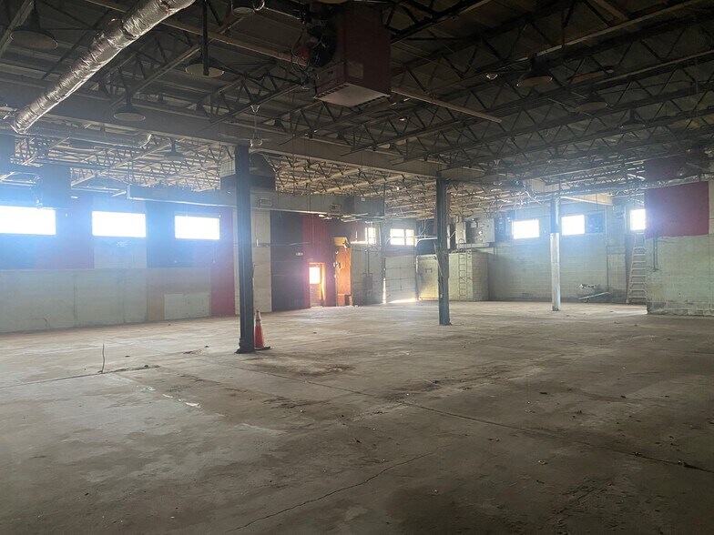 More Photos Of 195 Freight St, Waterbury Bar For Lease