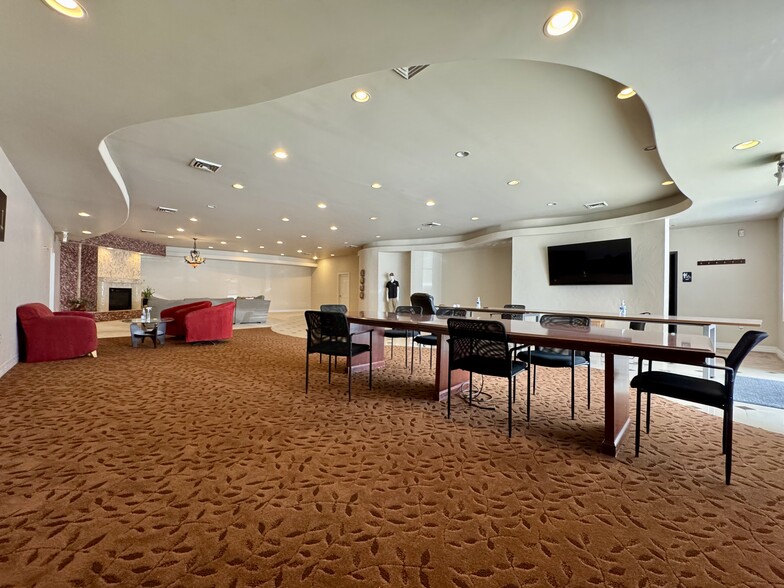 More Photos Of 5311 Niagara St, Commerce City Showroom For Sale