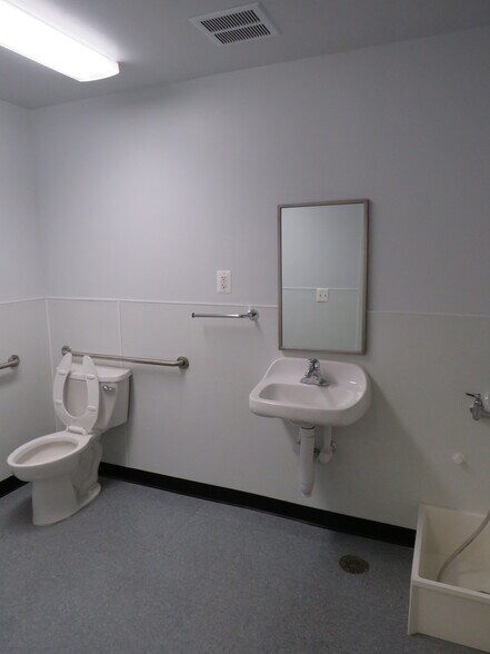 More Photos Of 912 W Bay Ave, Barnegat Storefront For Lease