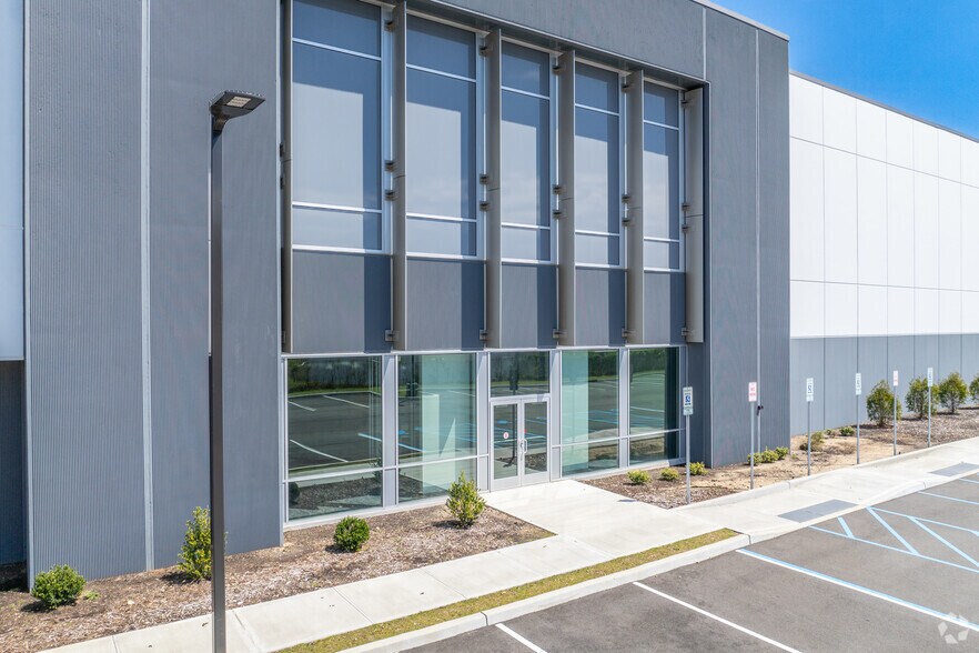 More Photos Of 55 Paradise Ln, Bay Shore Warehouse For Lease