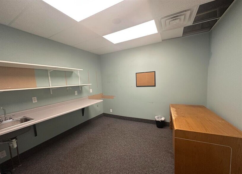 More Photos Of 101 S Rose St, Elmwood Office For Sale