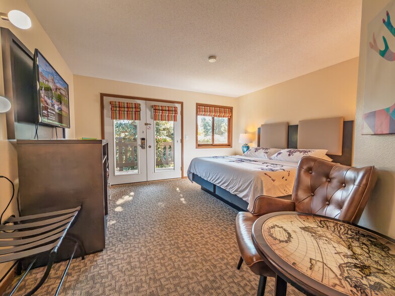 More Photos Of 855 N 5th St, Custer Hotel For Sale