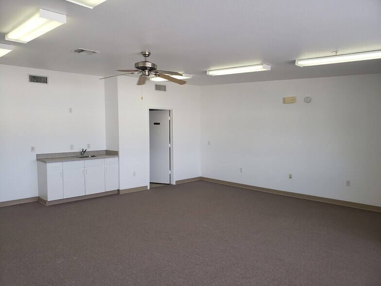 More Photos Of 1524 E Drinda Way, Bullhead City Warehouse For Lease