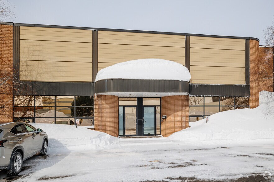 More Photos Of 1913-1959 Rue Le Chatelier, Laval Warehouse For Lease