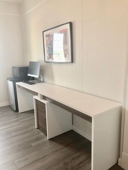 More Photos Of 25 Lewis St, Greenwich Office For Lease