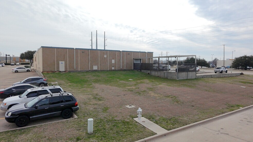 More Photos Of 320-322 International Pky, Arlington Warehouse For Lease
