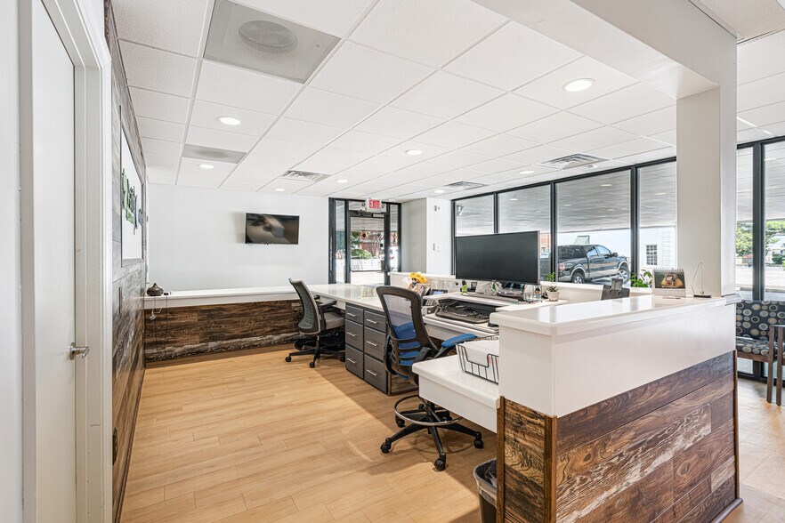 More Photos Of 5570 Murray Ave, Memphis Office For Sale