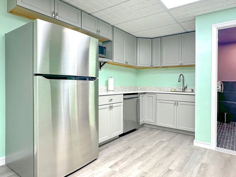 More Photos Of 532 International Pl, Rockledge Warehouse For Lease