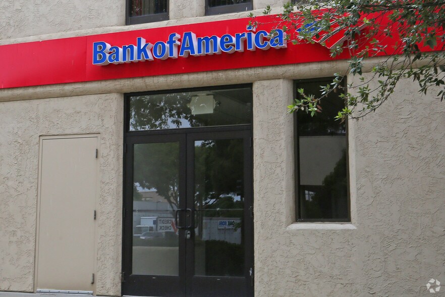 More Photos Of 180 N Redington St, Hanford Bank For Lease