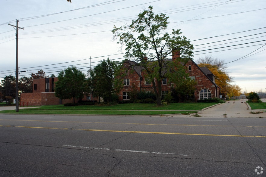 Primary Photo Of 6902 Chicago Rd, Warren Schools For Sale