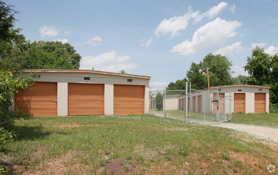 More Photos Of 7019 Ball Park Rd, Thomasville Self Storage For Lease