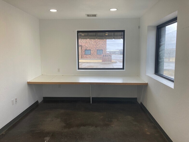 More Photos Of 14624 Metro Plaza Blvd, Edmond Warehouse For Lease